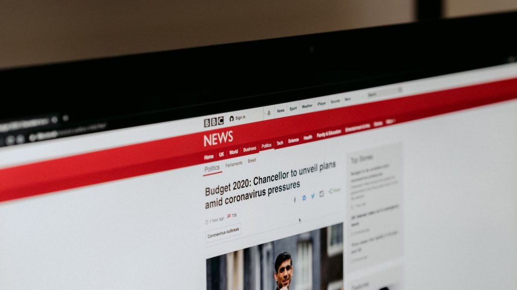 Una persona un ordenador portátil para ver las noticias en el sitio web de la BBC
