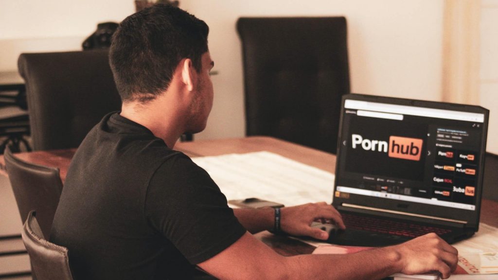 Una persona navegando por la web de pornhub