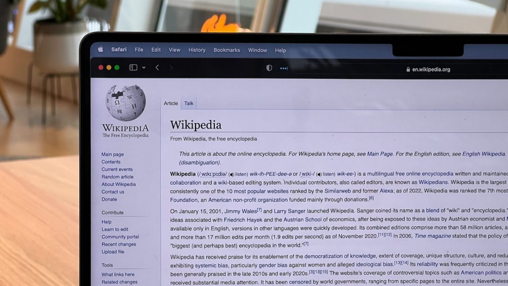 Un portátil con el sitio web de Wikipedia abierto