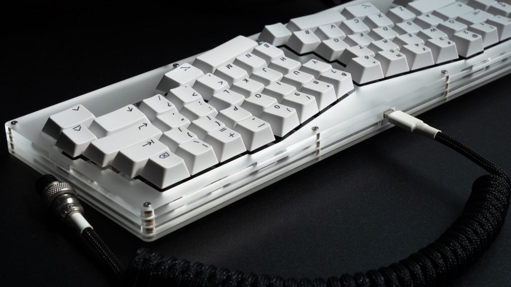 Un teclado ergonómico blanco